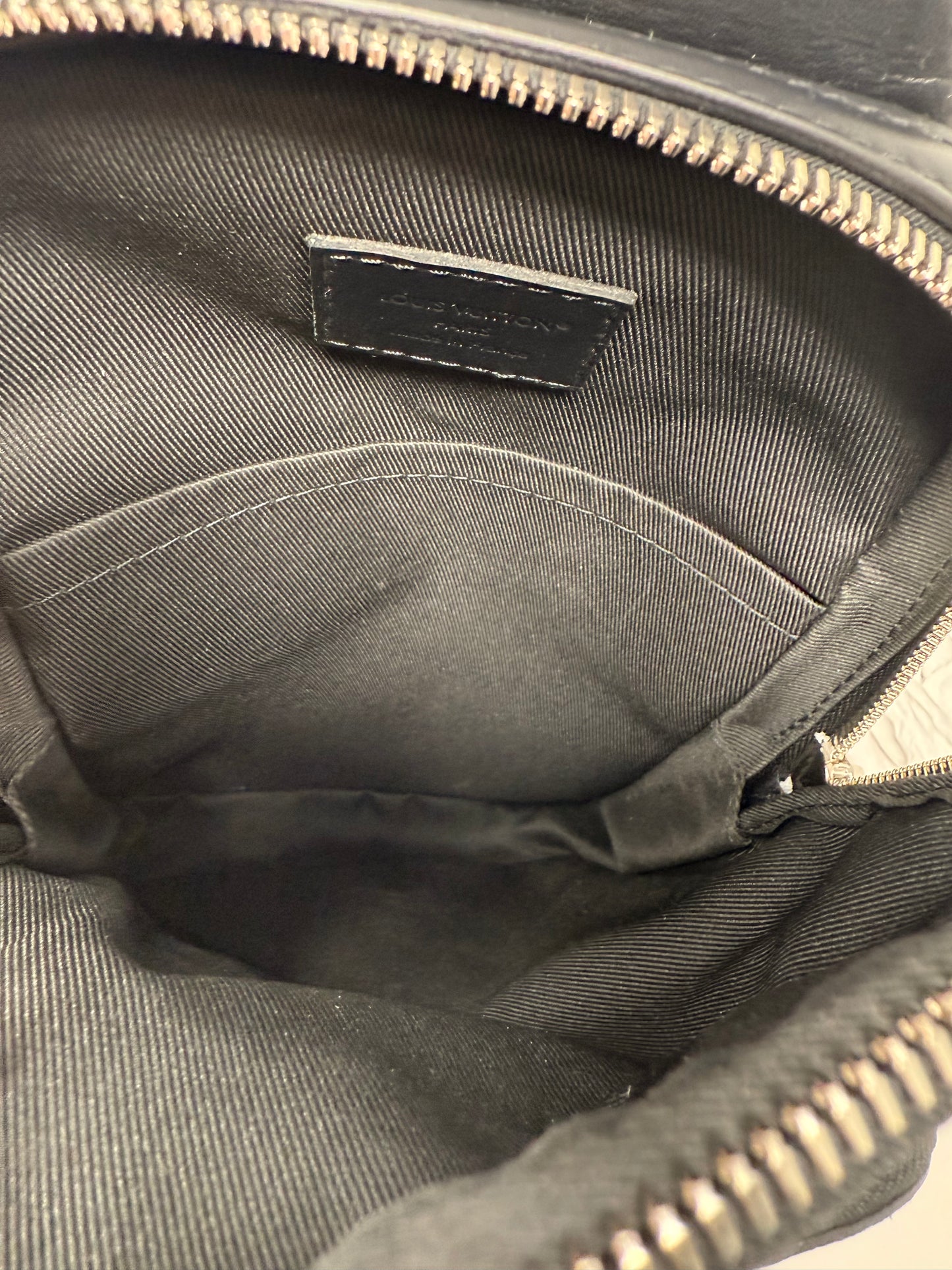 Avenue Slingbag PM Monogram Eclipse - Louis Vuitton