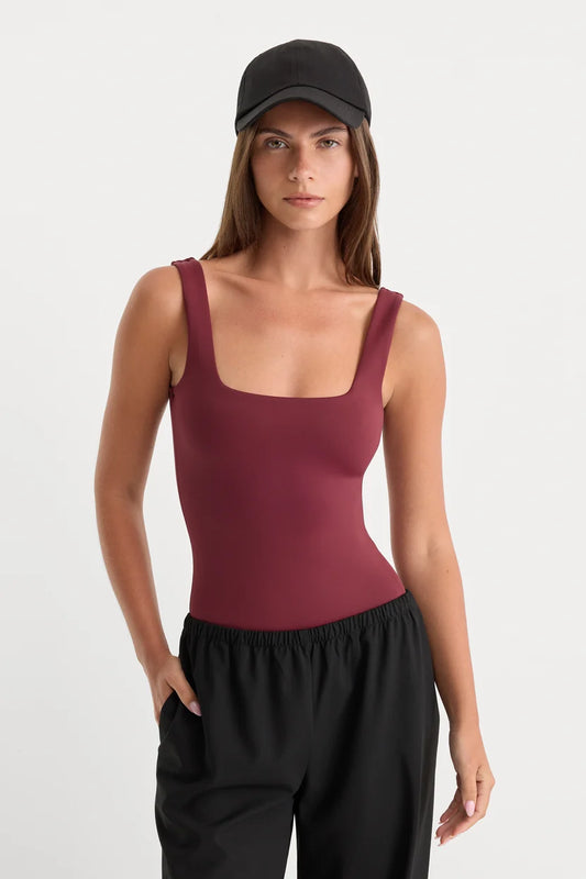 The Sculpting Modern Tank Bodysuit Berry Noir - Good American