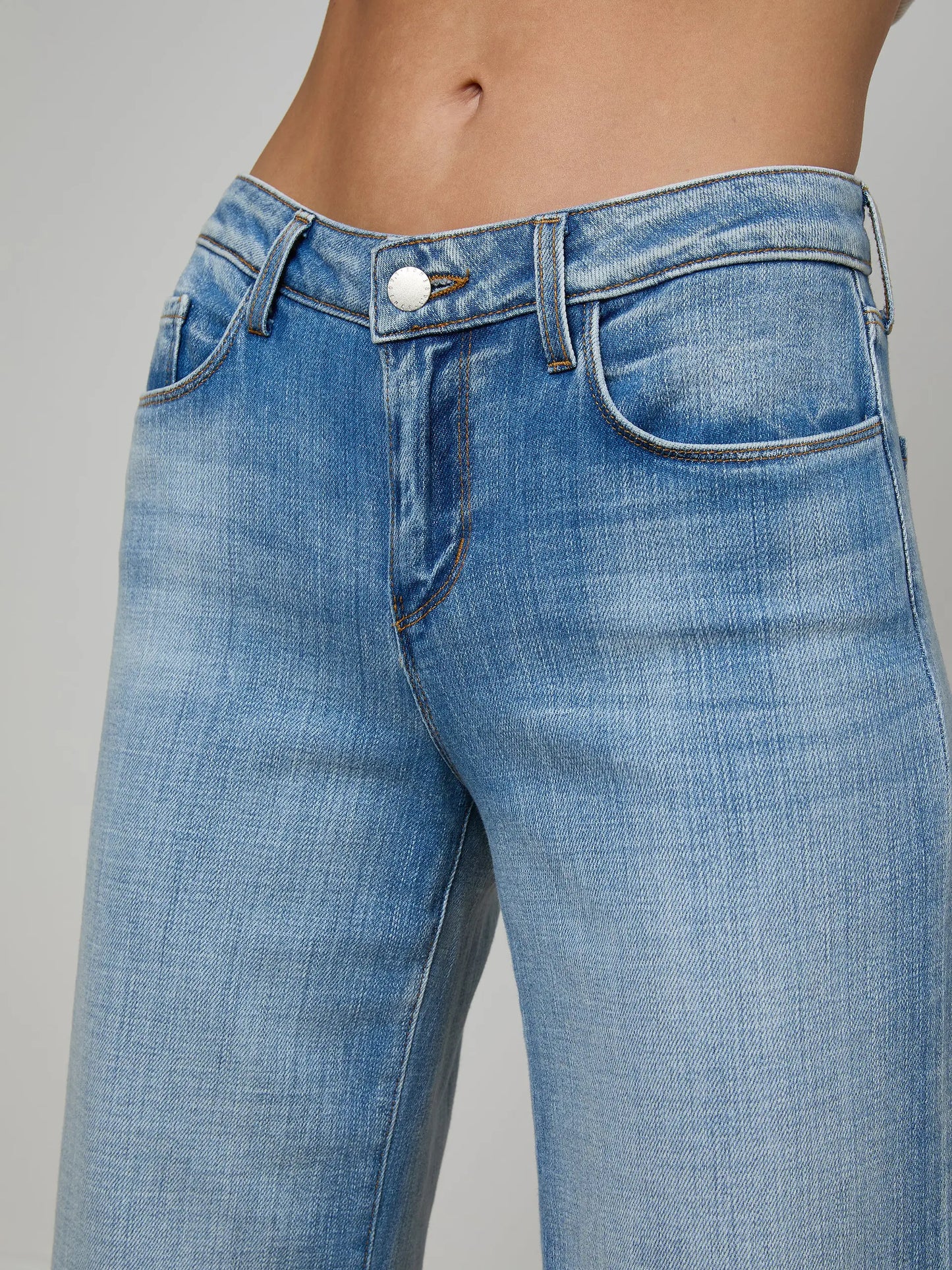 Joanne Low-Rise Wide-Leg Jean Dry Ice - L'AGENCE