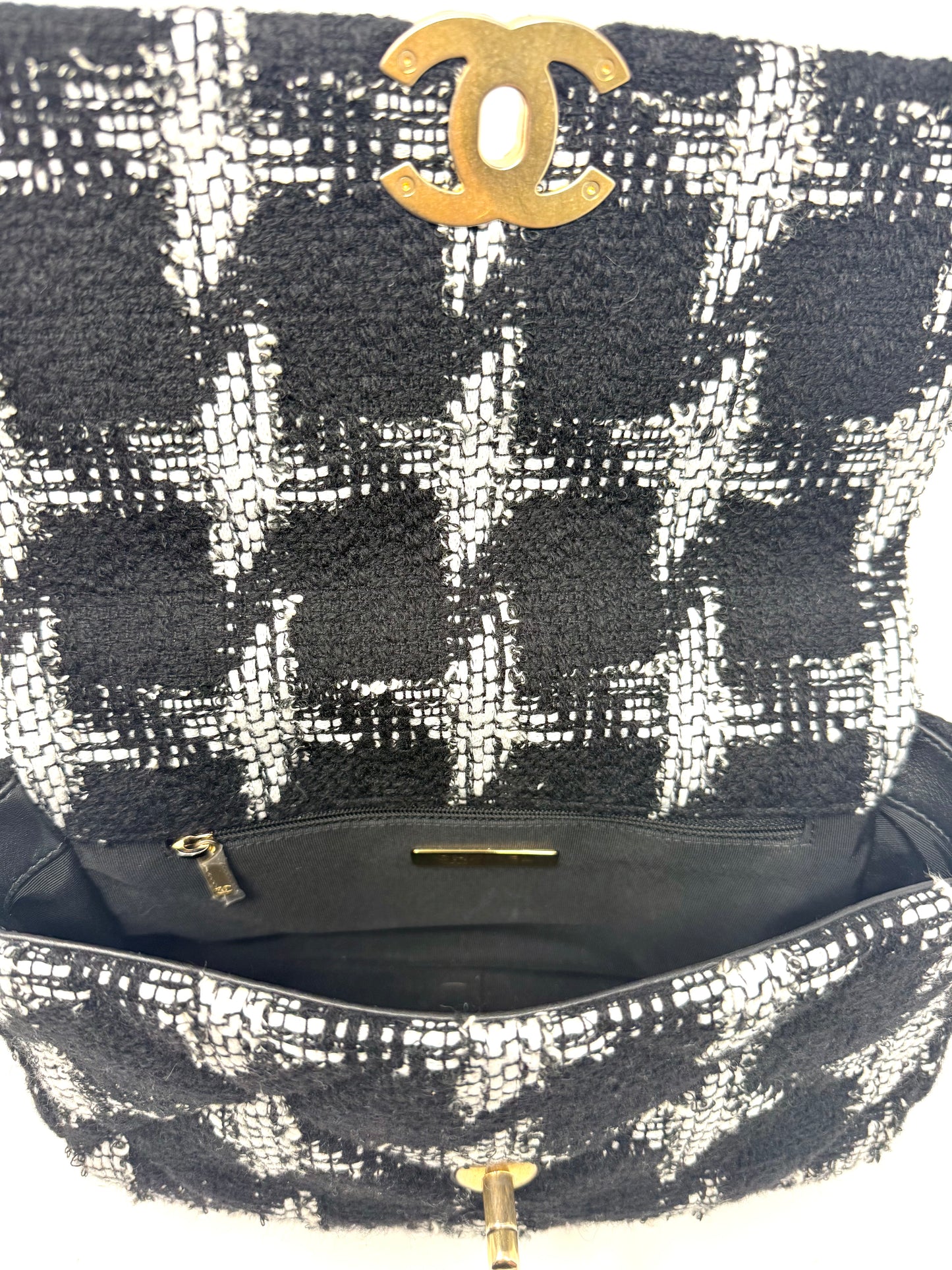 19 Flap Bag Quilted Tweed Medium Black/White - Chanel
