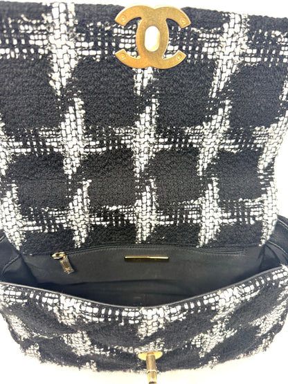 19 Flap Bag Quilted Tweed Medium Black/White - Chanel