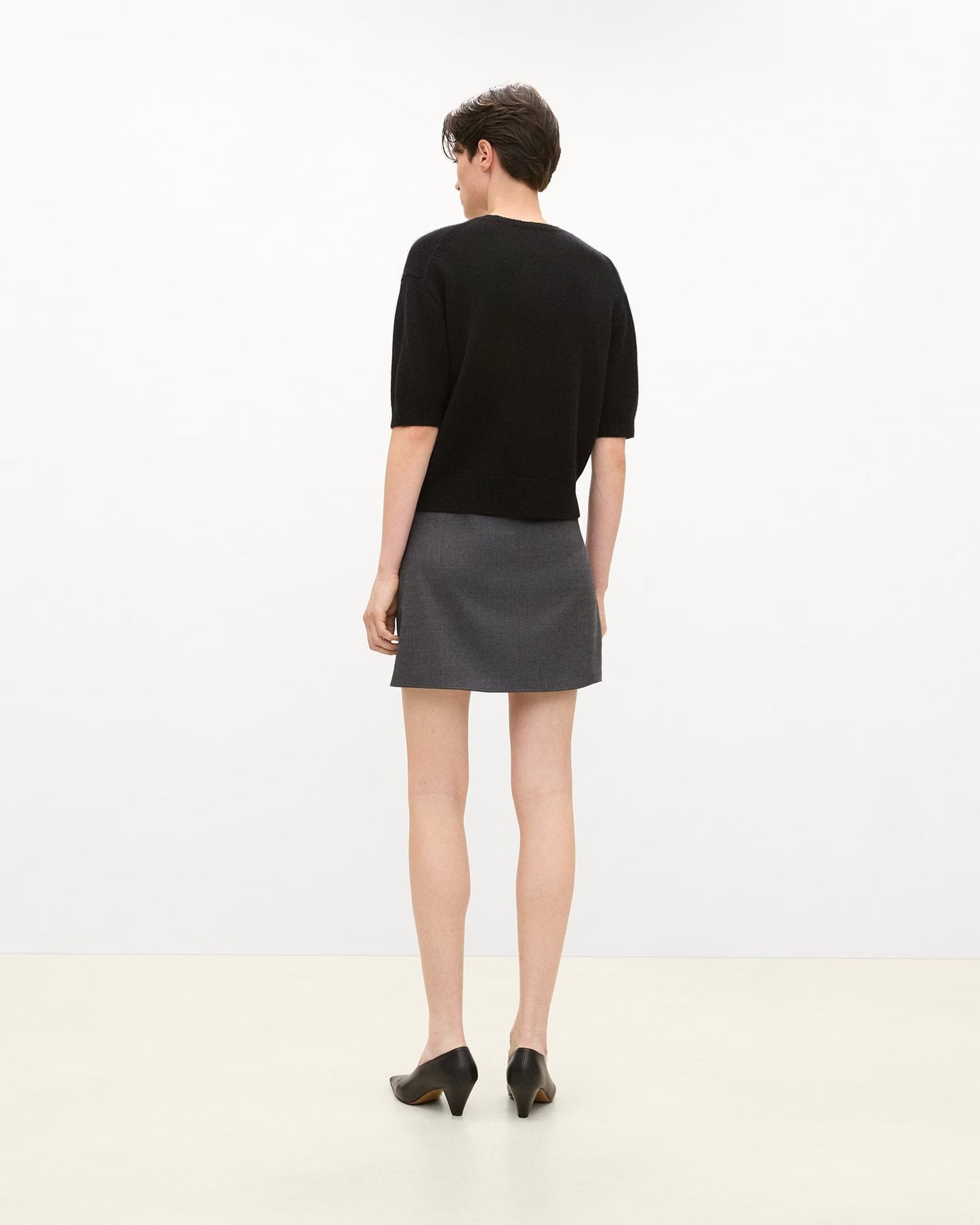 Cropped V-Neck Tee Cashmere Black - Theory Women