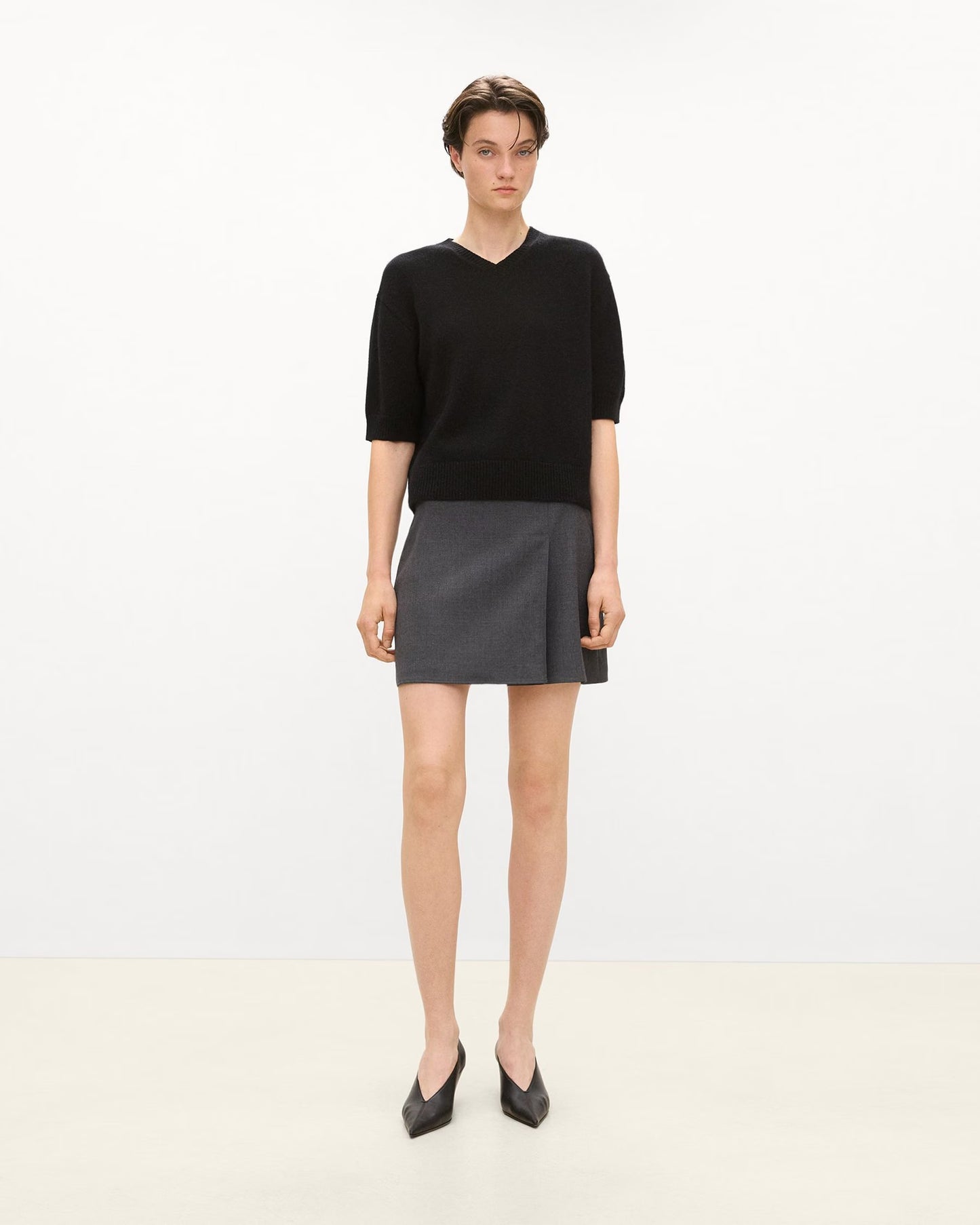 Cropped V-Neck Tee Cashmere Black - Theory Women